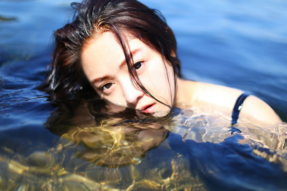 泳衣白皙美少女海边的放纵