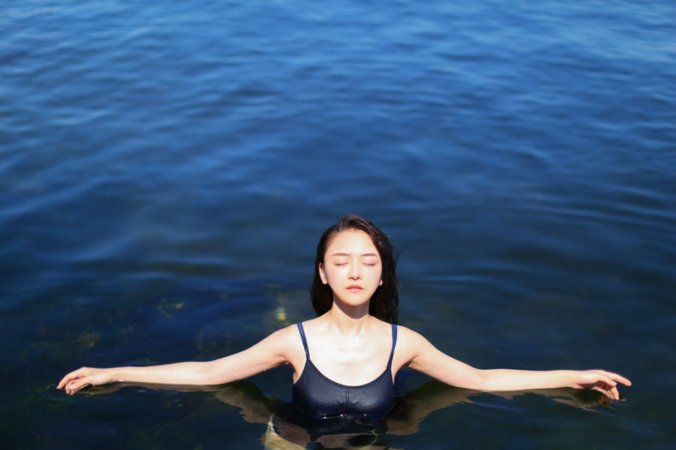 泳衣白皙美少女海边的放纵