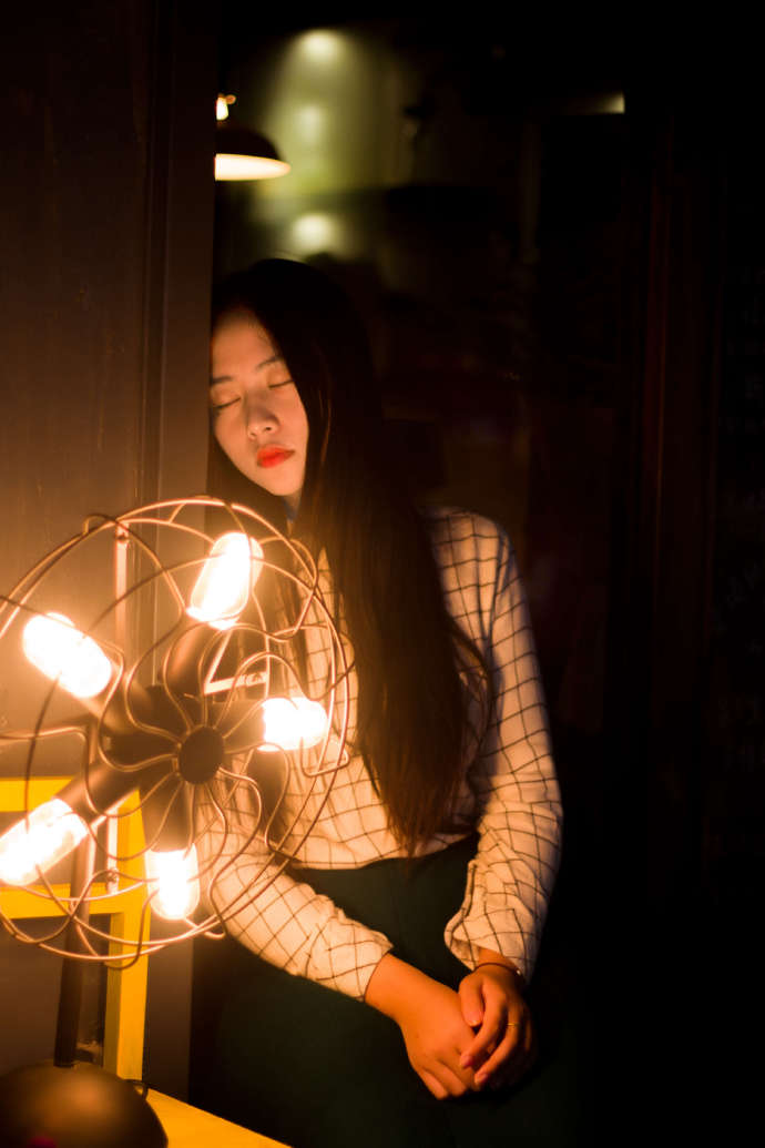 咖啡馆漂亮姑娘的忧伤