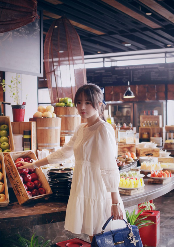 白裙女孩甜心呆萌写真