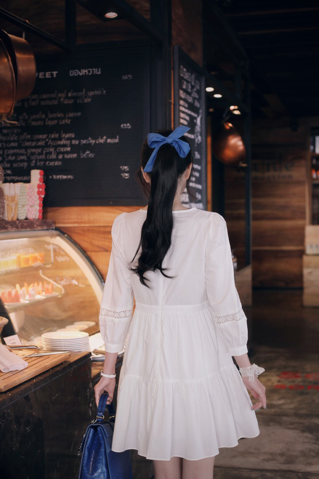 白裙女孩甜心呆萌写真