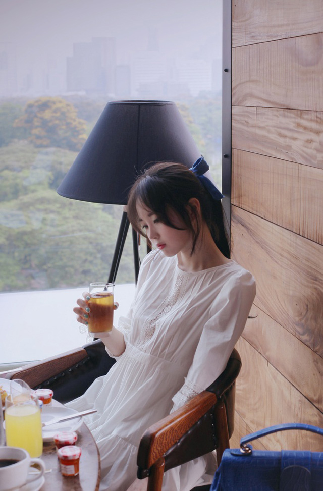 白裙女孩甜心呆萌写真