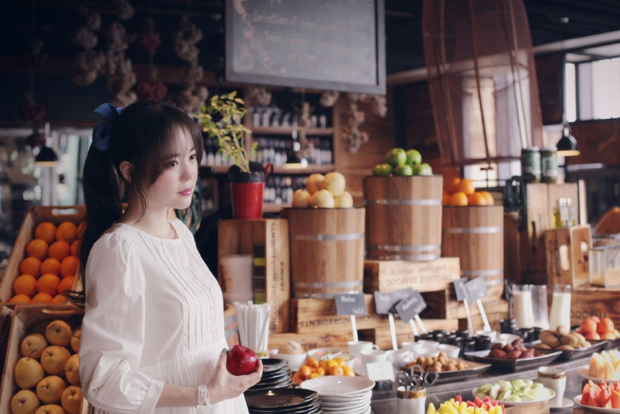 白裙女孩甜心呆萌写真