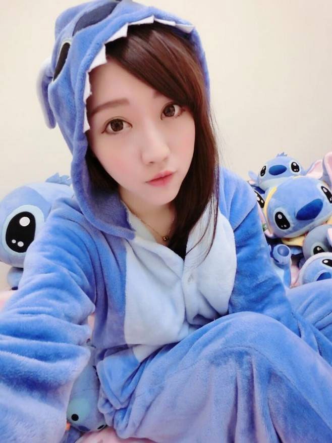 白皙娇嫩的纯妹子