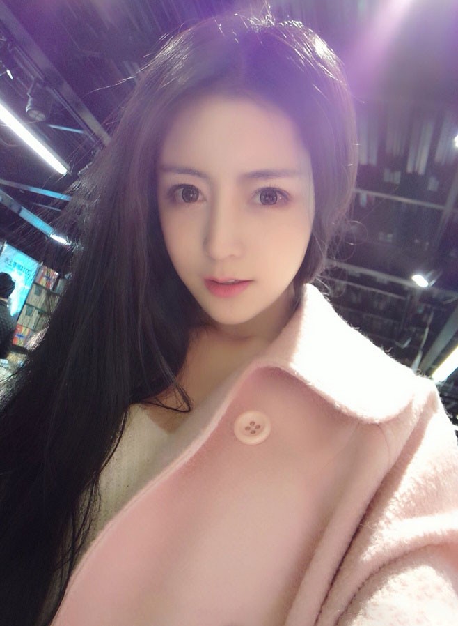 白皙娇嫩的纯妹子