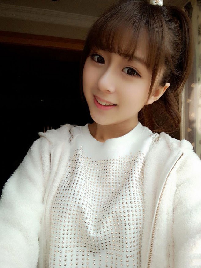 白皙娇嫩的纯妹子