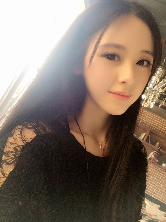 白皙娇嫩的纯妹子