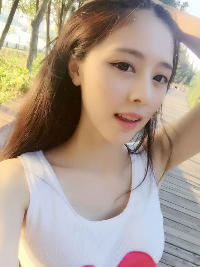 白皙娇嫩的纯妹子