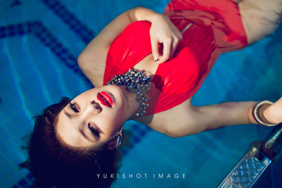 泳池里的巨乳美眉湿身诱惑写真