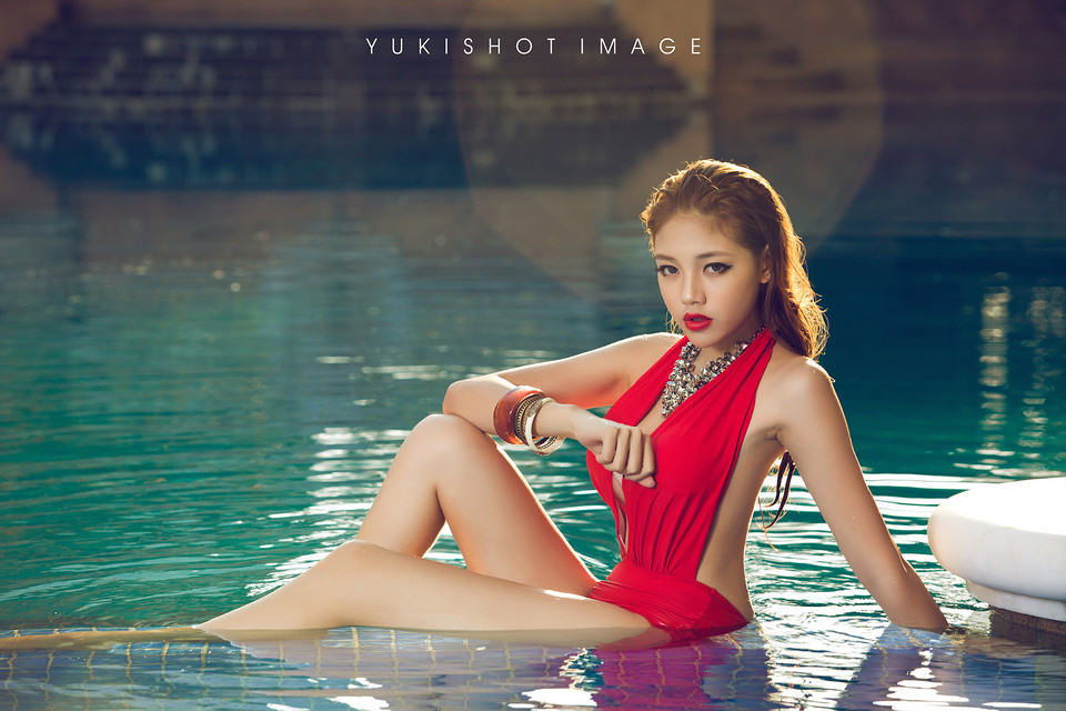 泳池里的巨乳美眉湿身诱惑写真