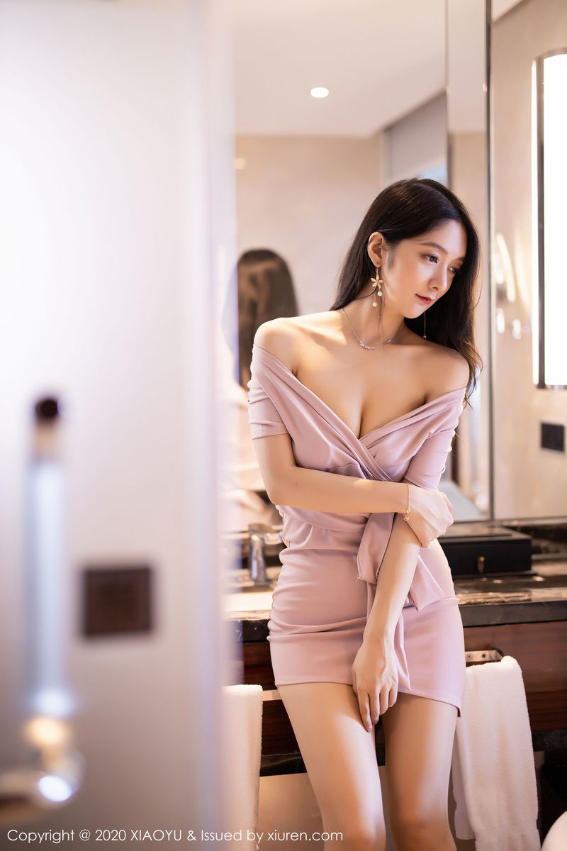 [XIAOYU语画界] 性感女神Angela小热巴玫瑰金色吊裙与丝袜诱惑写真 Vol.256