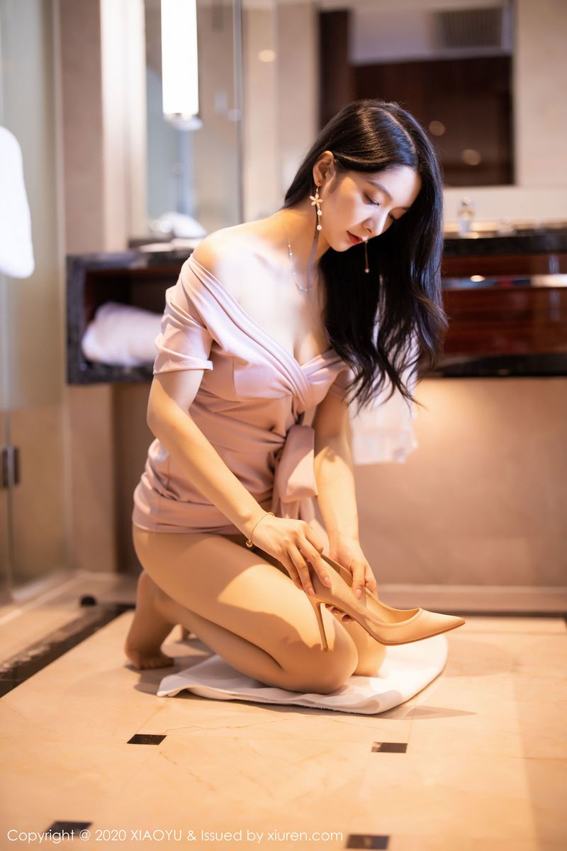 [XIAOYU语画界] 性感女神Angela小热巴玫瑰金色吊裙与丝袜诱惑写真 Vol.256