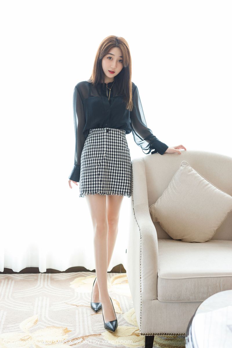 [IMiss爱蜜社] 美女模特九月生都市风格子短裙+丝袜美腿写真 Vol.454