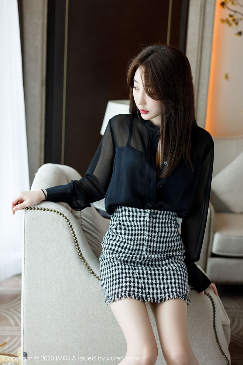 [IMiss爱蜜社] 美女模特九月生都市风格子短裙+丝袜美腿写真 Vol.454