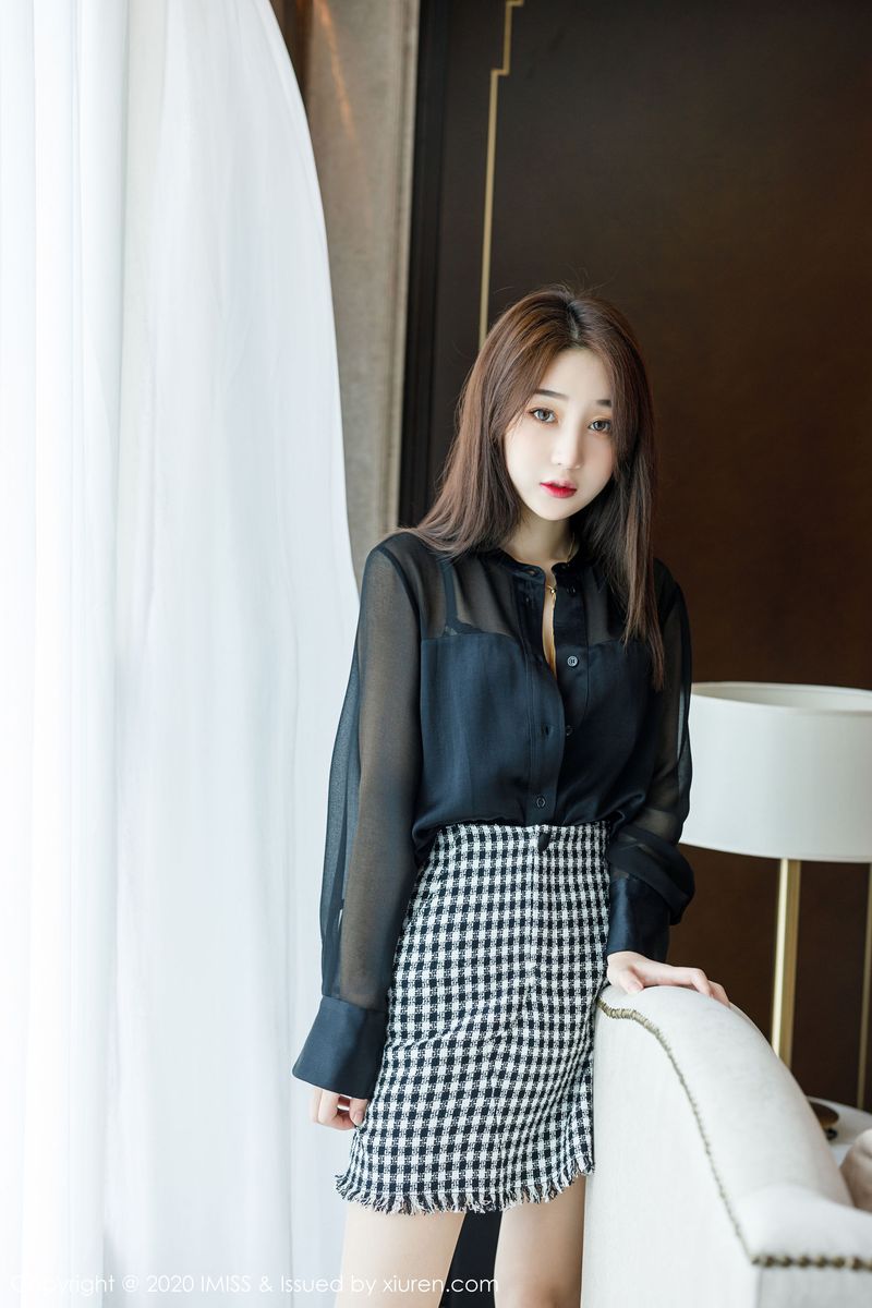 [IMiss爱蜜社] 美女模特九月生都市风格子短裙+丝袜美腿写真 Vol.454