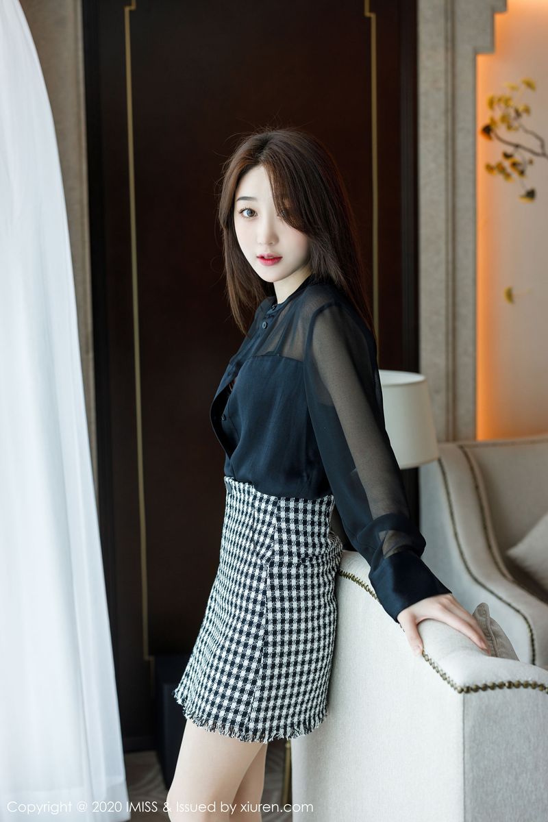 [IMiss爱蜜社] 美女模特九月生都市风格子短裙+丝袜美腿写真 Vol.454