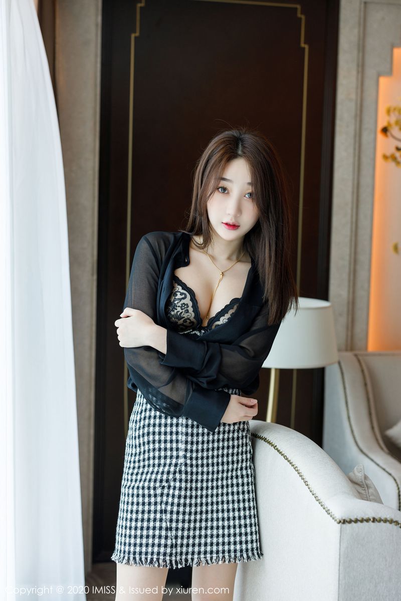 [IMiss爱蜜社] 美女模特九月生都市风格子短裙+丝袜美腿写真 Vol.454