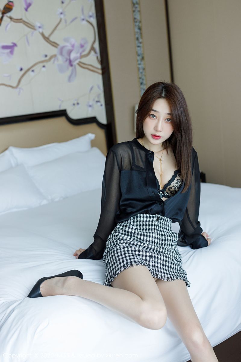 [IMiss爱蜜社] 美女模特九月生都市风格子短裙+丝袜美腿写真 Vol.454