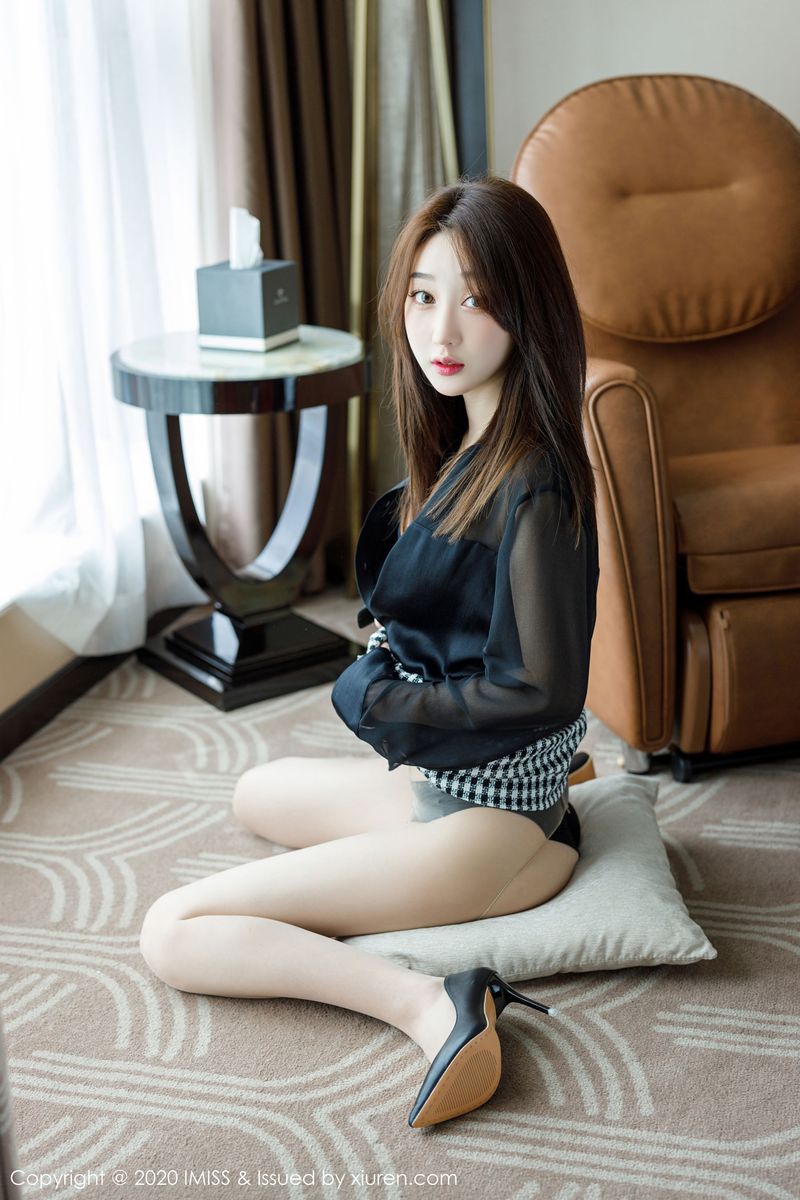 [IMiss爱蜜社] 美女模特九月生都市风格子短裙+丝袜美腿写真 Vol.454