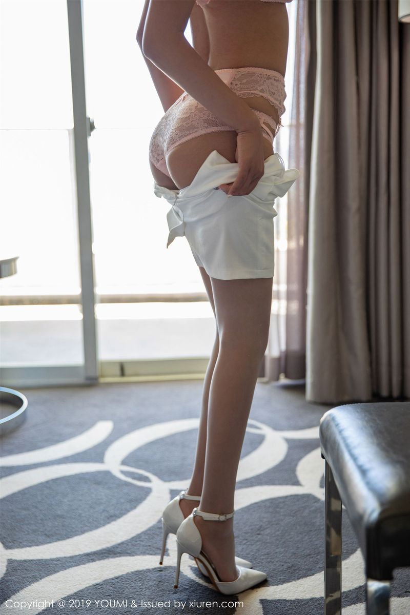 [YOUMI尤蜜荟] 性感女神Emily顾奈奈西服与吊袜魅惑班旅拍 Vol.339