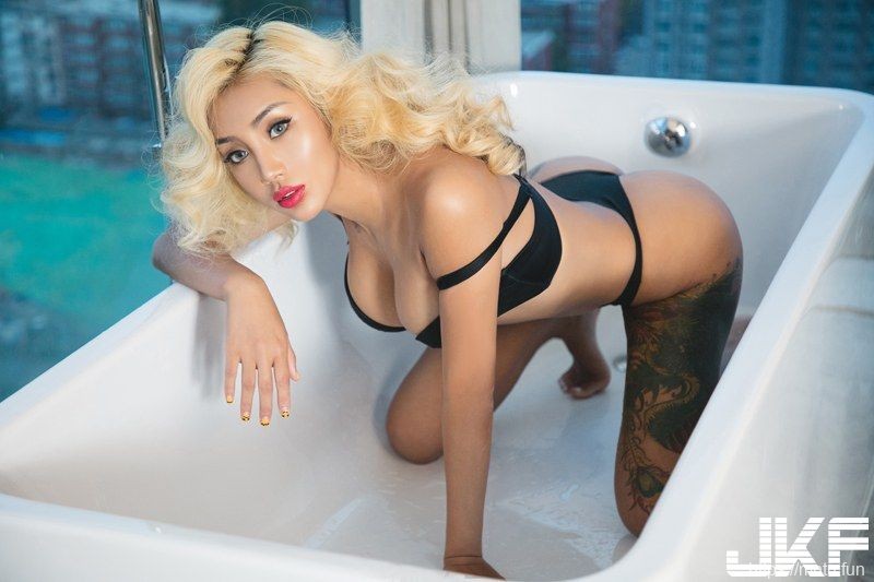 性感模特尤菲儿迷人曲缐胴体诱惑