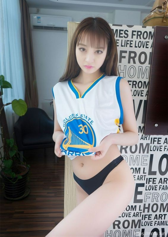 极品模特脱去库里球衣露出美乳好身材