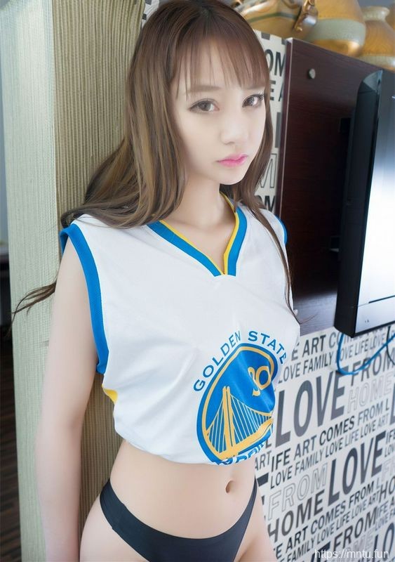 极品模特脱去库里球衣露出美乳好身材