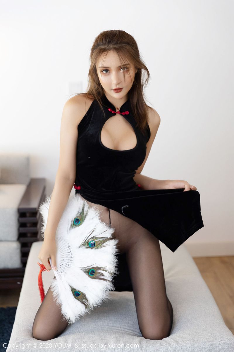 [YouMi尤蜜荟] 美女模特Emily顾奈奈低胸高开礼裙与黑丝系列写真 Vol.431