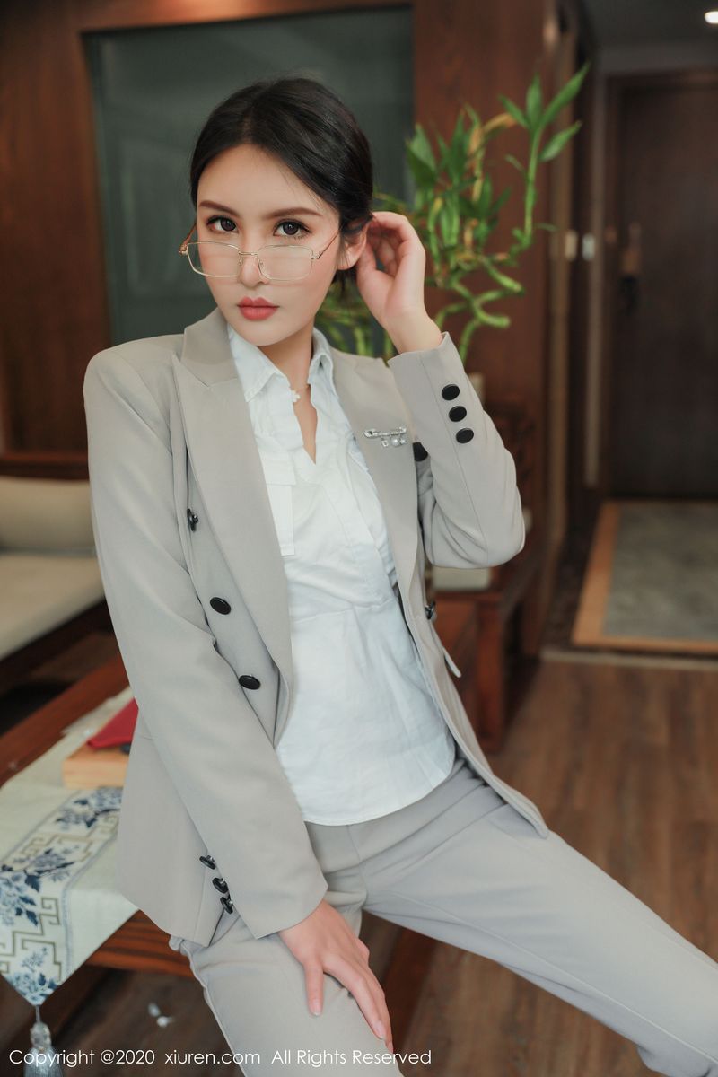 [XIUREN秀人网] 美女模特Emily顾奈奈丝袜制服职场OL典藏版写真 No.2098