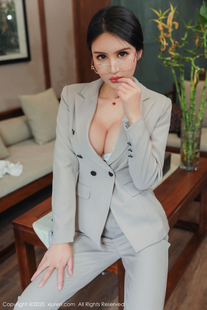 [XIUREN秀人网] 美女模特Emily顾奈奈丝袜制服职场OL典藏版写真 No.2098