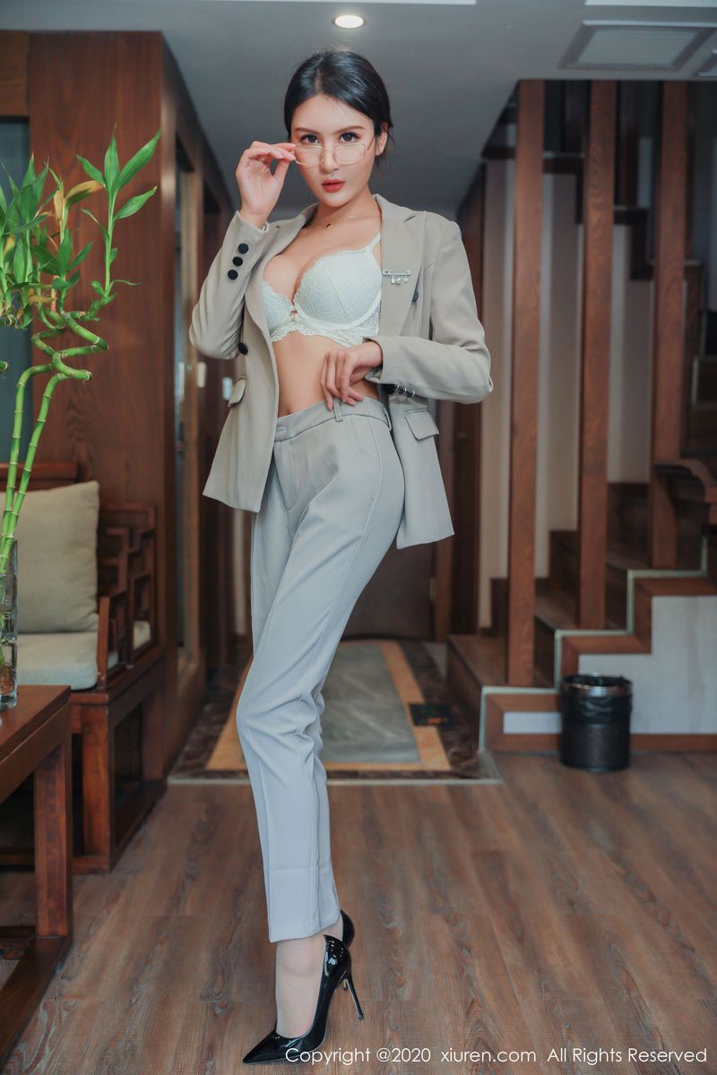 [XIUREN秀人网] 美女模特Emily顾奈奈丝袜制服职场OL典藏版写真 No.2098