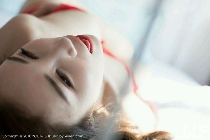 女神孙梦瑶V私房红色蕾丝睡衣配丁字裤半脱露豪乳翘臀诱惑写真