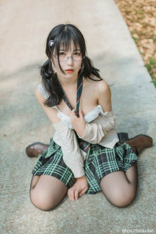 漫展JK女主野外露出