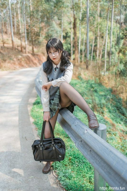 漫展JK女主野外露出