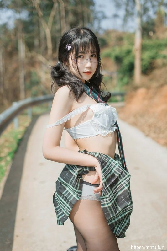 漫展JK女主野外露出