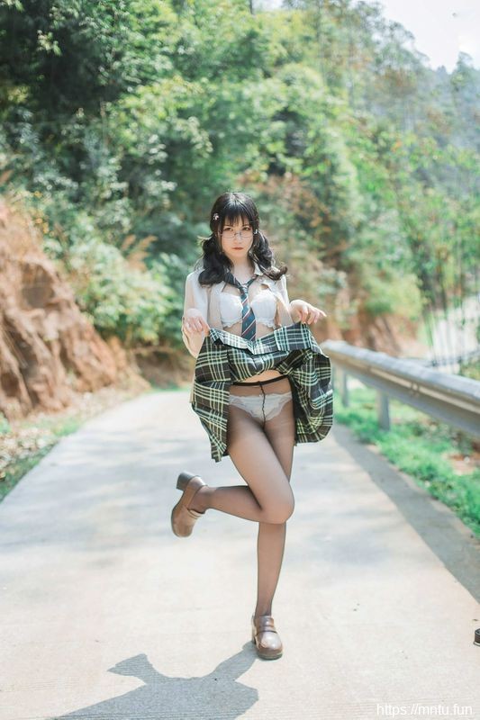 漫展JK女主野外露出