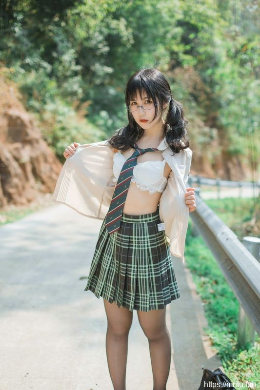 漫展JK女主野外露出