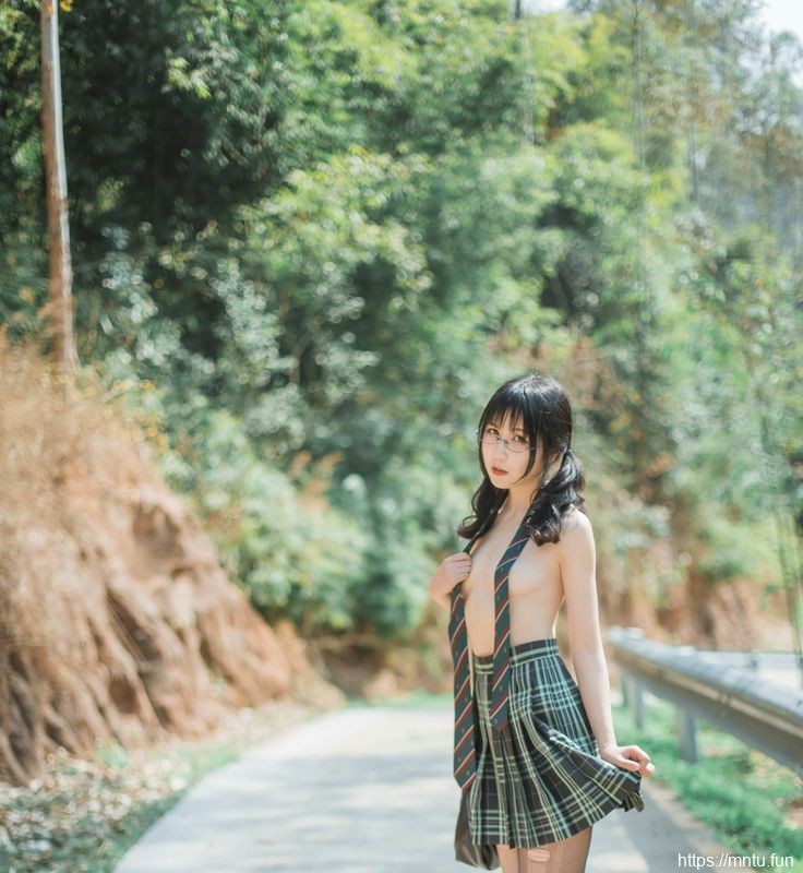 漫展JK女主野外露出