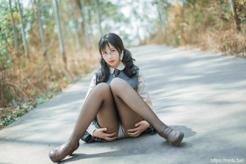 漫展JK女主野外露出