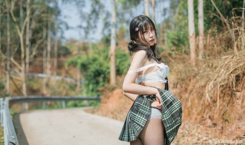 漫展JK女主野外露出