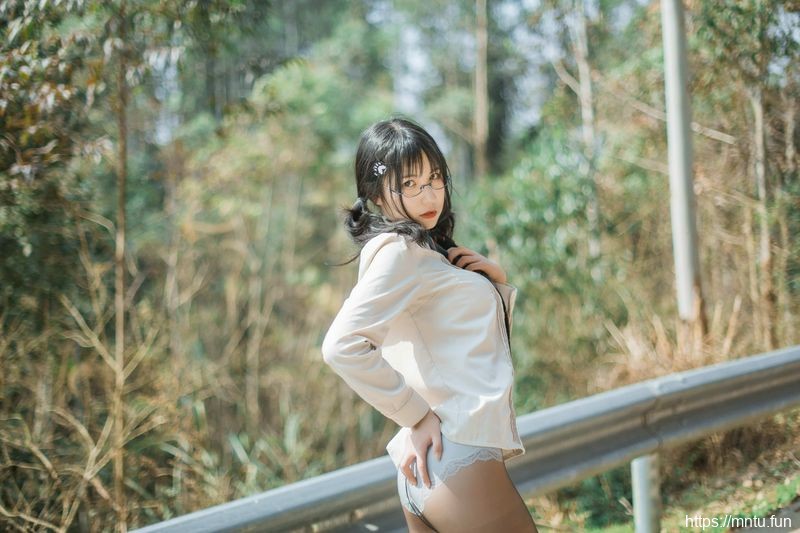 漫展JK女主野外露出