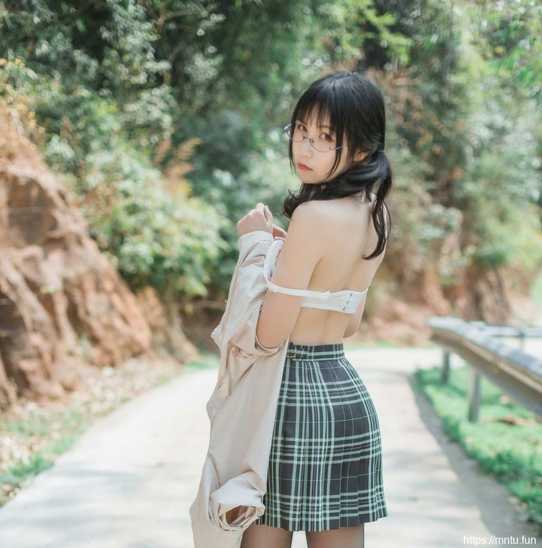 漫展JK女主野外露出