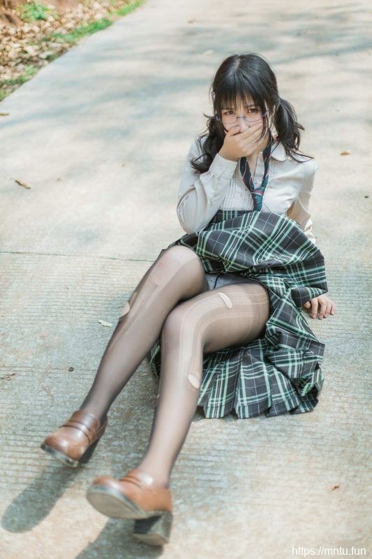 漫展JK女主野外露出