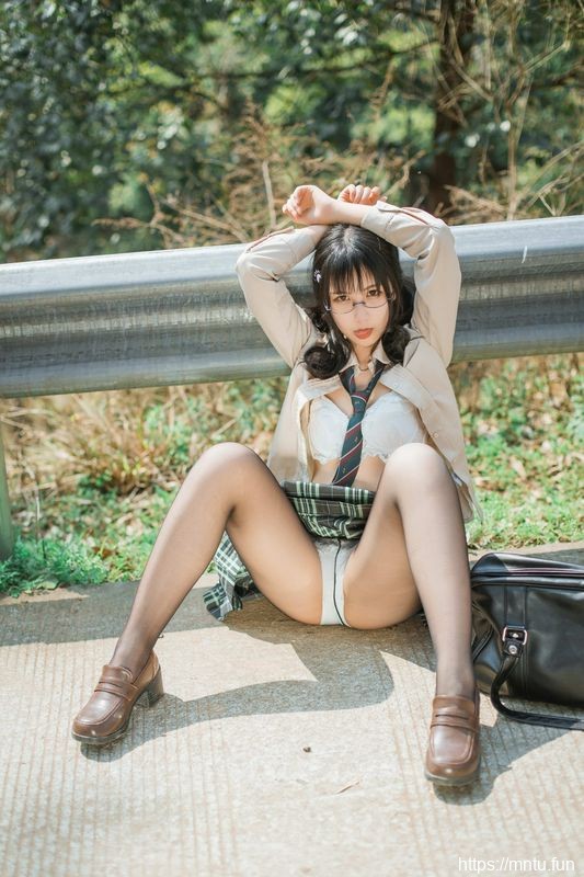 漫展JK女主野外露出