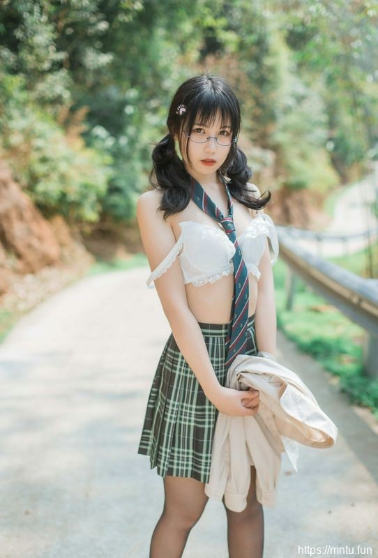 漫展JK女主野外露出