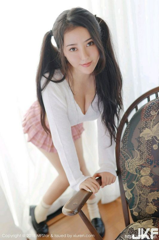 女神Manuela玛鲁娜日本旅拍私房粉色短裙秀翘臀极致诱惑写真