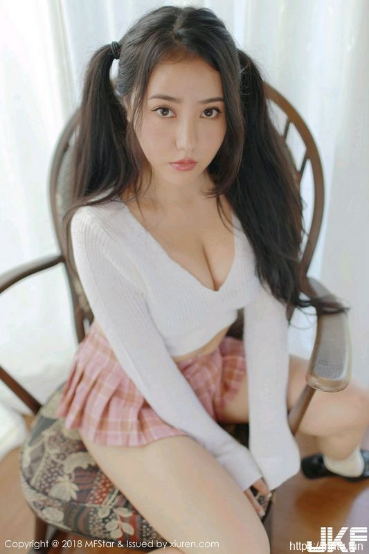 女神Manuela玛鲁娜日本旅拍私房粉色短裙秀翘臀极致诱惑写真