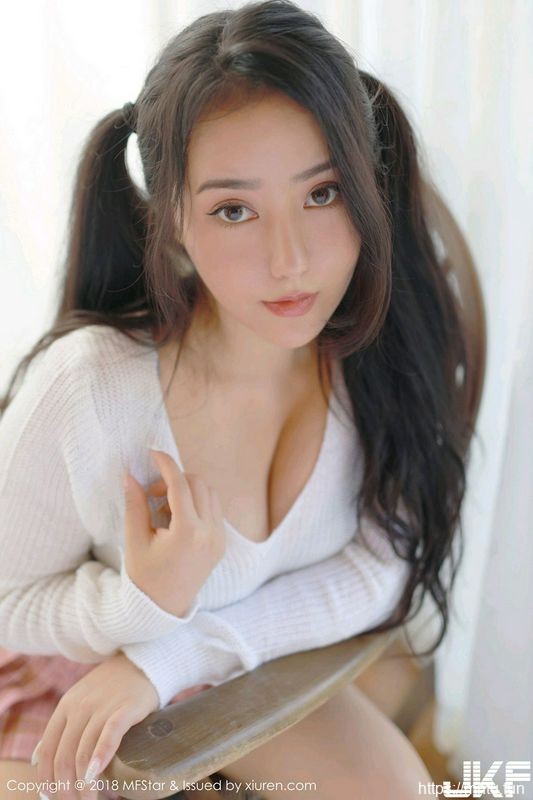 女神Manuela玛鲁娜日本旅拍私房粉色短裙秀翘臀极致诱惑写真