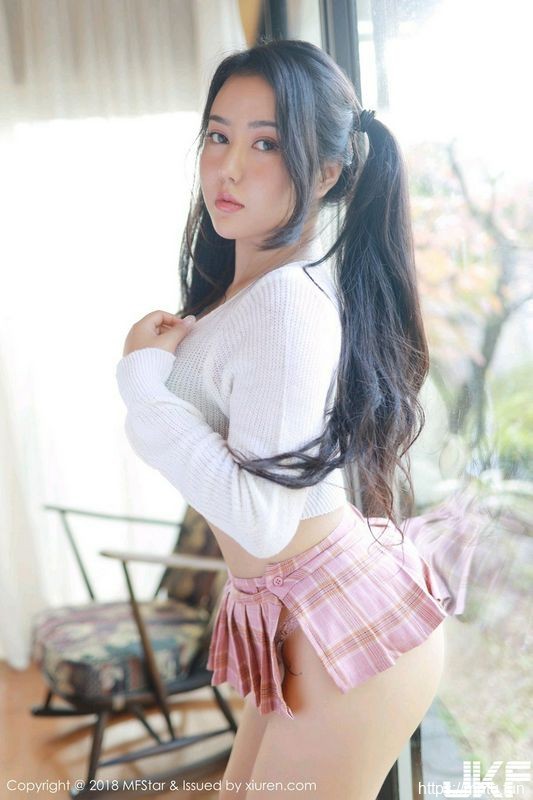 女神Manuela玛鲁娜日本旅拍私房粉色短裙秀翘臀极致诱惑写真