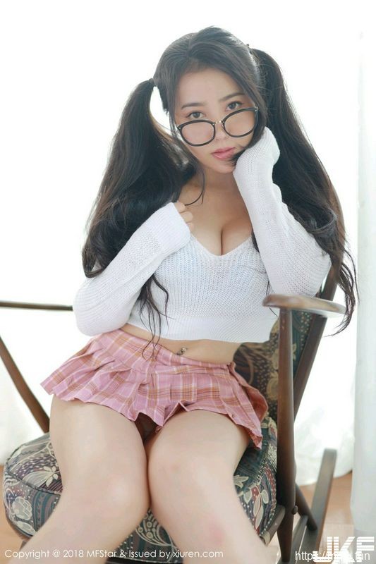 女神Manuela玛鲁娜日本旅拍私房粉色短裙秀翘臀极致诱惑写真